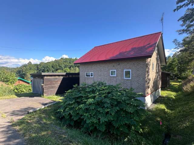 Red cottage g 1